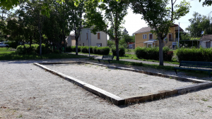 Terrain de pétanque derrière la Médiathèque